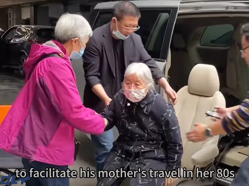 El propietario de Buick GL8 modificó el asiento giratorio para su madre en sus 80 años