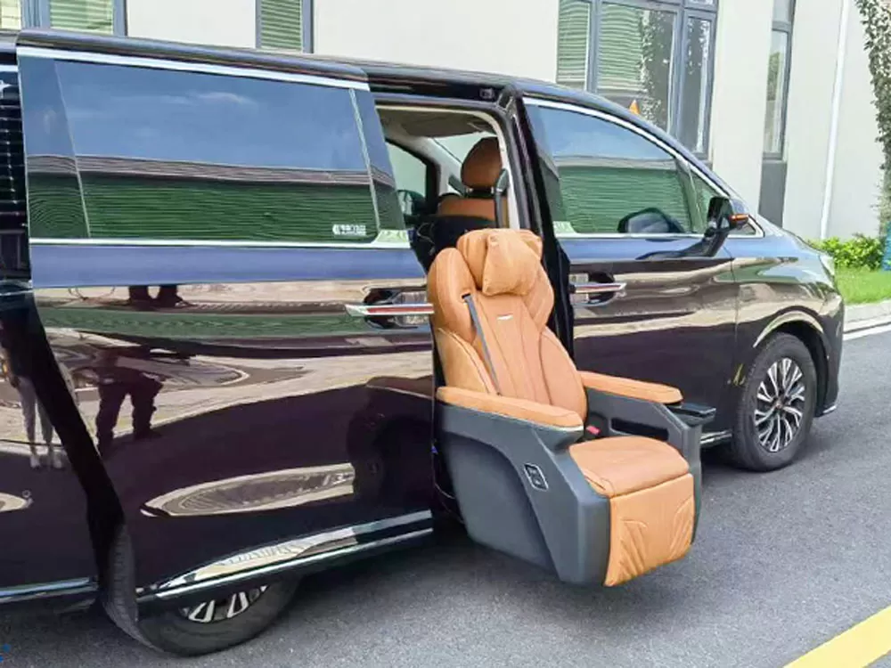 ¿Cómo se modifica el asiento giratorio del coche?