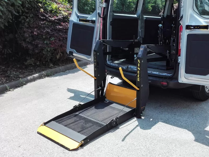 ¿Cómo el ascensor ayuda a los usuarios de sillas de ruedas a viajar?