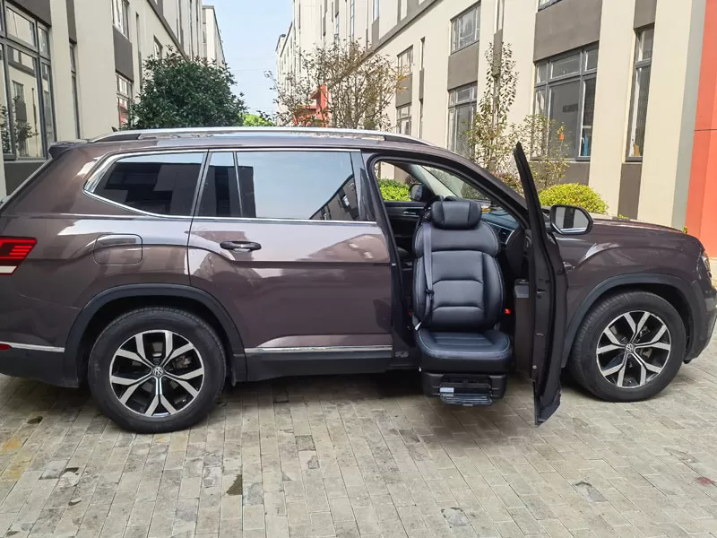 ¿Cómo los asientos giratorios ayudan a los usuarios de sillas de ruedas a viajar?