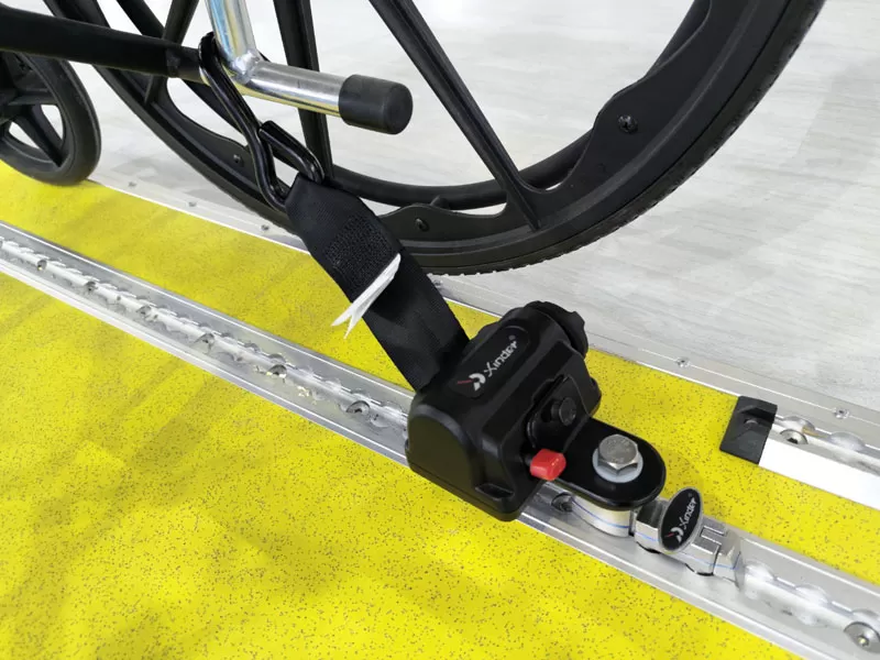 ¿Cuáles son las funciones de los dispositivos de asistencia para viajes en silla de ruedas?