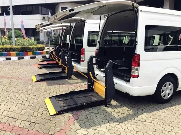 Dispositivo de elevación de silla de ruedas y dispositivo de fijación de silla de ruedas (3rd Asian Para Games)