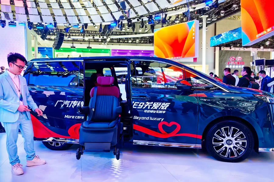xindetechs-detachable-swivel-seat-debuts-at-guangzhou-auto-show-1.jpg